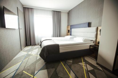 ワルシャワにあるエア ホテルのベッド2台と窓が備わるホテルルームです。