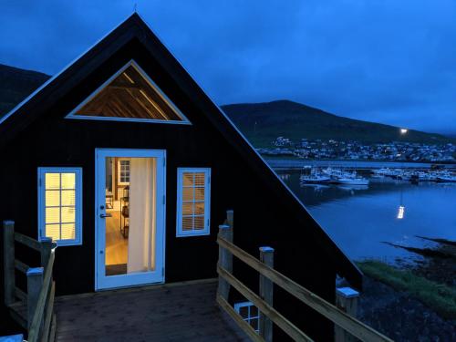 Gallery image of Løðupakkhúsið - Historical Warehouse - Top Floor in Sørvágur