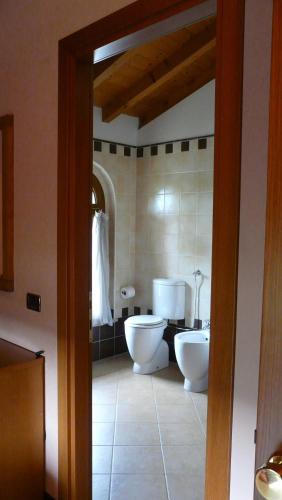 a bathroom with a tub and a toilet and a sink at Albergo Le Piante in Manerba del Garda
