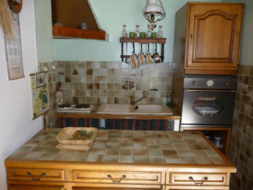 a kitchen with a counter with a sink and a stove at Studio Montgenèvre, 1 pièce, 4 personnes - FR-1-445-79 in Montgenèvre