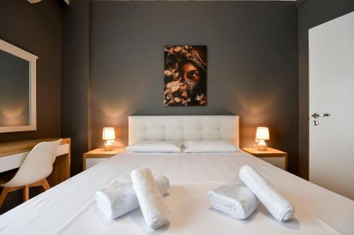 una camera da letto con un grande letto bianco con due cuscini di Thessaloniki Center Superior Apartment a Salonicco