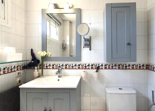 bagno con lavandino, specchio e servizi igienici di Beachfront Studio Apartment Marbella a Marbella