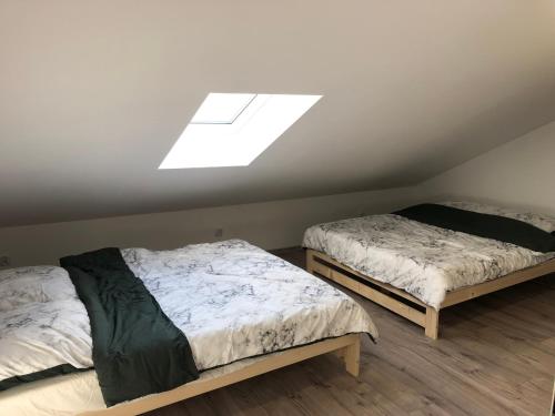 Ένα ή περισσότερα κρεβάτια σε δωμάτιο στο Apartament Telkom 1