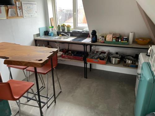 een keuken met een aanrecht, een wastafel en een tafel bij Cosy appartment in Alkmaar