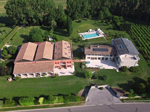 een luchtzicht op een huis met een zwembad bij Agriturismo Villa Almè in Cornarè