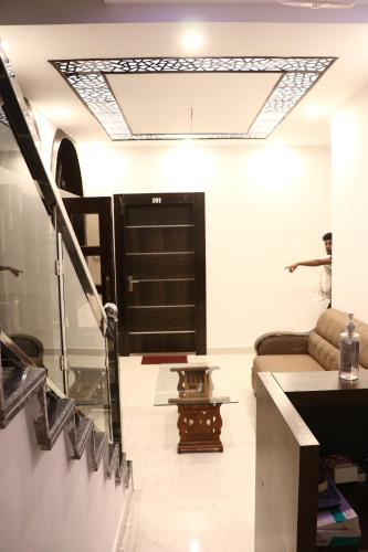 uma sala de estar com uma escada e uma porta em Madpackers Khajuraho em Khajuraho