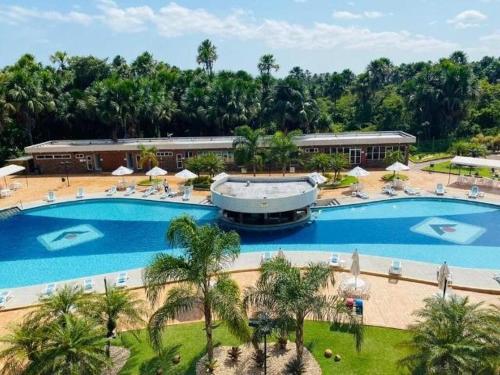 - une vue aérienne sur un complexe avec une grande piscine dans l'établissement Gran Lençois Flat Residence - Barrerinhas (Aptº Particular), à Barreirinhas