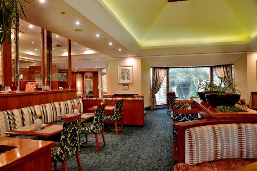 a restaurant with tables and chairs and a bar at City Lodge Hotel Bloemfontein in Bloemfontein