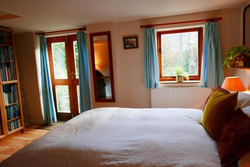 Un pat sau paturi într-o cameră la The Potting Shed, self contained, detached retreat in Shapwick village