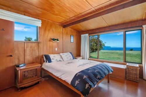 Postel nebo postele na pokoji v ubytování Lakeside Lodge - Tauranga Taupo Holiday Home