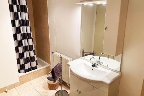 Et badeværelse på 2 room work & stay flat with Smart-TV and WLAN