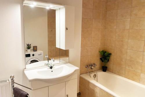 Et badeværelse på 2 room work & stay flat with Smart-TV and WLAN