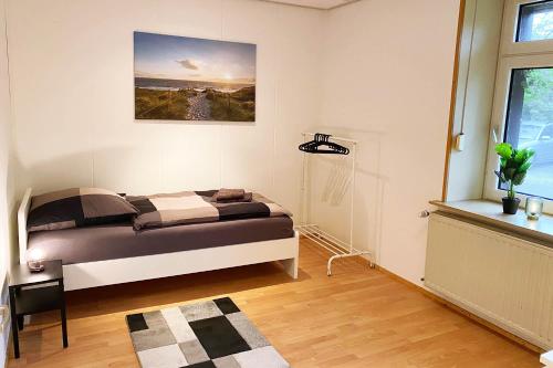 1 dormitorio con cama y ventana en 2 room work & stay flat with Smart-TV and WLAN, en Hau