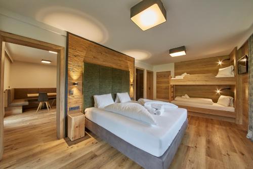 1 dormitorio con 1 cama blanca grande y escritorio en Appartements Gappmaier, en Saalbach Hinterglemm