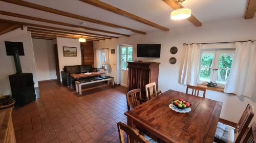 un soggiorno con un tavolo di legno e un divano di Ferienhaus am Mühlteich a Rietschen