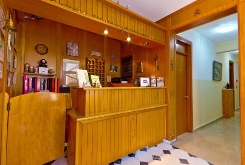 a library with wooden walls and a book shelf at Hotel Pavlidis in Limenas