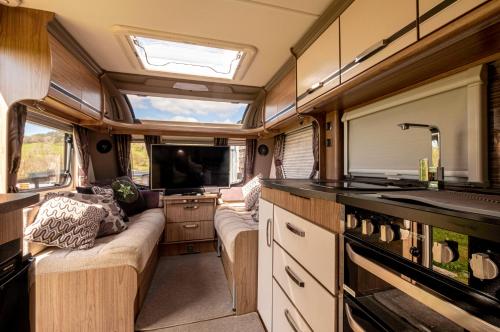 蘭代洛的住宿－2 Double Bed Caravan - secure parking and WIFI，一间厨房和客厅