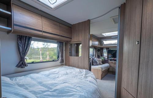 蘭代洛的住宿－2 Double Bed Caravan - secure parking and WIFI，卧室位于走廊,设有床和窗户