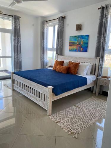 Ένα ή περισσότερα κρεβάτια σε δωμάτιο στο Nyali Emirates Reef Apartment