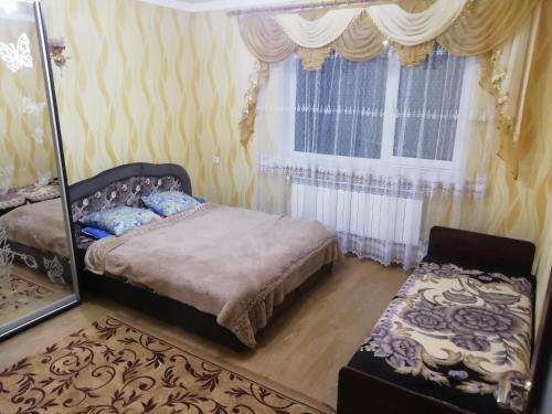 Tempat tidur dalam kamar di Затишні Апартаменти