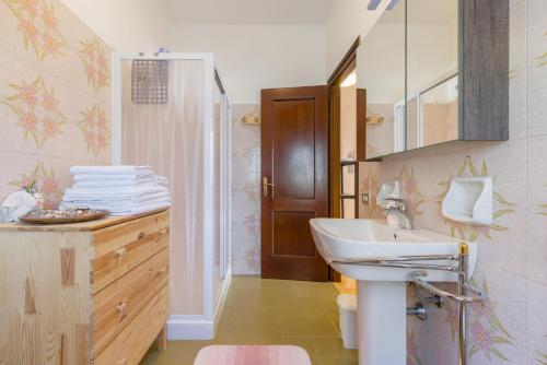 a bathroom with a sink and a mirror at Casa al vecchio mulino in Negrar