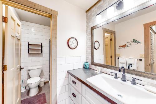W łazience znajduje się umywalka, toaleta i lustro. w obiekcie Sunrise 8 w mieście Mammoth Lakes