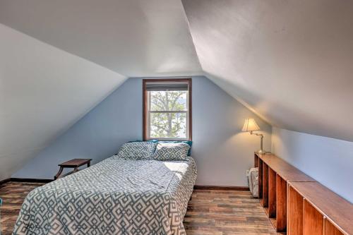 una camera mansardata con letto e finestra di Aunt Als Place Home on Canandaigua Lake with Deck a Rushville