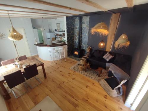 ein Wohnzimmer mit einem Sofa und einem Tisch in der Unterkunft Esencia Lodge - luxurious off-grid cabin retreat in Almuñécar