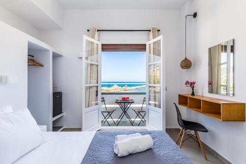 una camera con letto e vista sull'oceano di Uncle John's Guesthouse a Skopelos Town