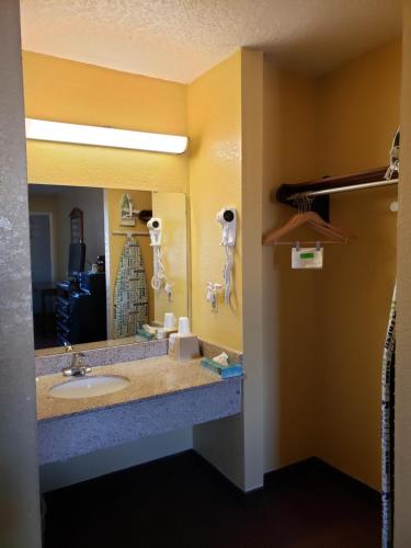 Et badeværelse på Super 8 by Wyndham Arkadelphia Caddo Valley Area