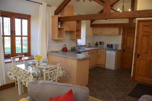 Kuchyň nebo kuchyňský kout v ubytování Duckpool Cottage