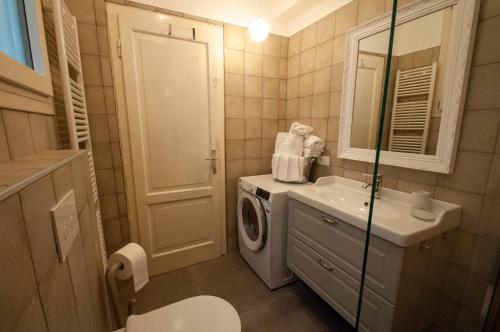 een badkamer met een wasmachine en een wastafel bij Casa Sass in Trento