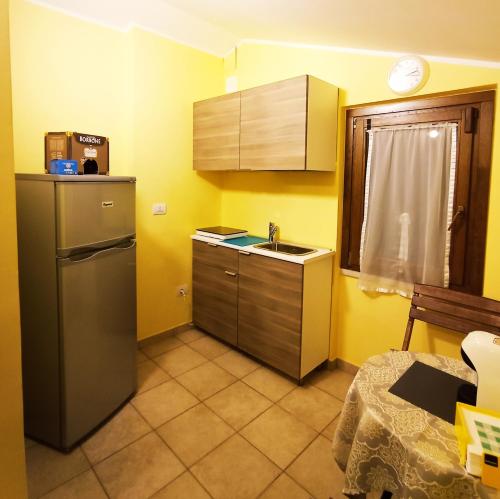 een kleine keuken met een wastafel en een koelkast bij B&B Villa Maria Paola - Alloggi Temporanei Isernia in Isernia