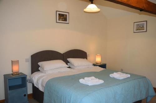 Postel nebo postele na pokoji v ubytování Duckpool Cottage