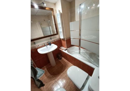 a bathroom with a sink and a toilet and a shower at Bilbilis de Mundobriga in Calatayud