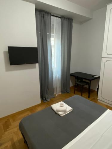 a room with a bed with a towel on it at Guest's Heaven in Rome