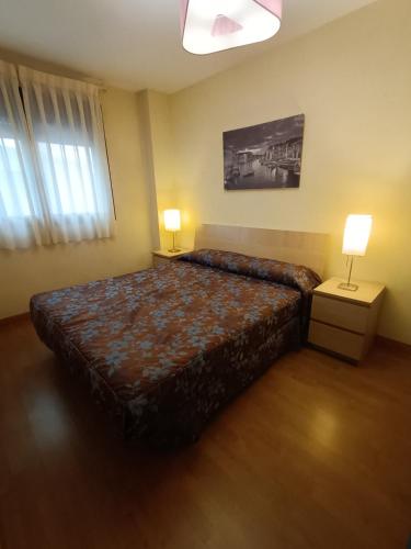 a bedroom with a large bed and two lamps at Bilbilis de Mundobriga in Calatayud