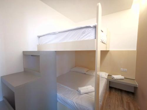 Cette petite chambre comprend des lits superposés. dans l'établissement Maco Inn Austin Heights @Johor Bahru, à Johor Bahru