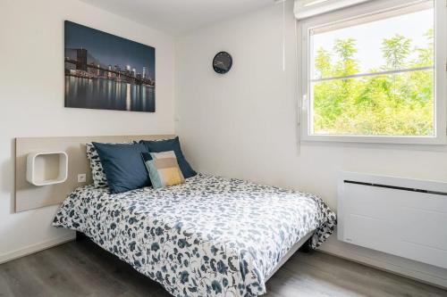 a bedroom with a bed and a window at Studio Tranquille et COSY Fonderie in Mulhouse