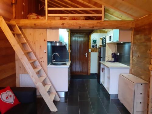 - une cuisine avec un escalier dans une cabane en rondins dans l'établissement Esprit Myrtille Balcon Vue lac, à Gérardmer