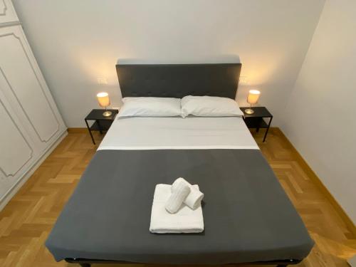 a bed in a room with two tables with towels at Guest's Heaven in Rome