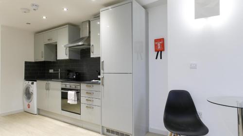 Modern Apartments in Leicesterにあるキッチンまたは簡易キッチン