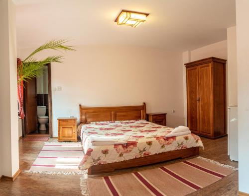 Ein Bett oder Betten in einem Zimmer der Unterkunft Enchevite Strannopriemnitsi