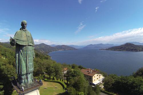 a statue of a man standing on top of a hill at B&B Villa Giardini Susanna in Gattico