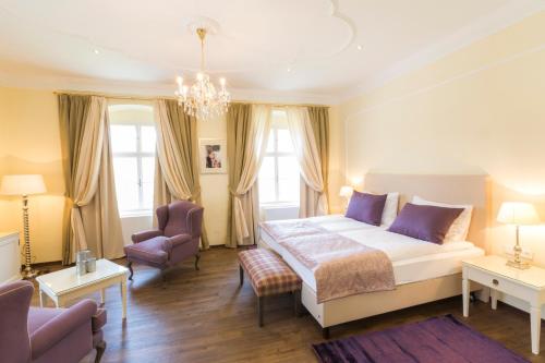 a bedroom with a bed and a living room at Barock-Landhof Burkhardt in Spitz