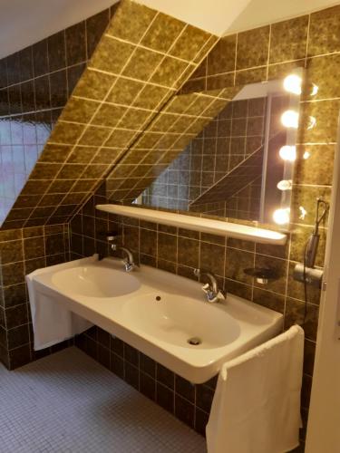 a bathroom with a sink and a mirror at Oldtown City Apartments Düsseldorf in Düsseldorf
