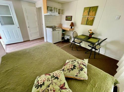 una camera con letto e tavolo e una cucina di Camping Bomont 