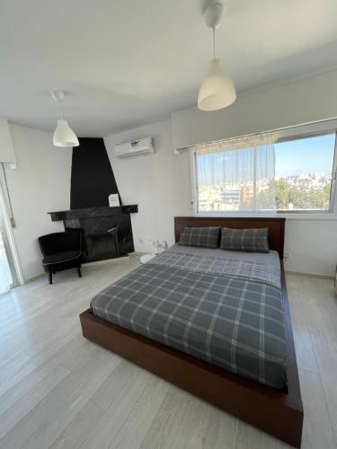 1 dormitorio con 1 cama grande y piano en Top floor apartment in Nicosia with view!, en Nicosia