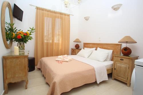 a bedroom with a bed and a mirror at Pension Anna in Naousa
