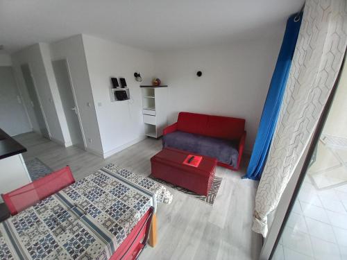 - un petit salon avec un canapé rouge dans l'établissement Le Sopraland 419, T2 climatisé, piscine, parking, au Cap d'Agde